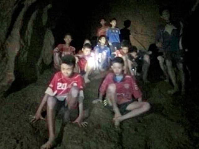Bí quyết của HLV giúp đội bóng Thái Lan sống sót 9 ngày trong hang sâu