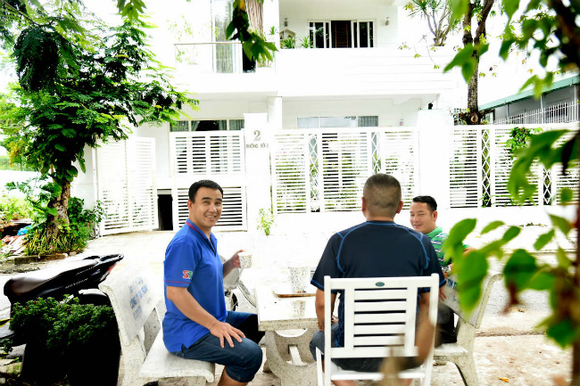 Quyền Linh rất thích tiếp đãi bạn bè, anh em ở bên ngoài. Anh thích cảm giác hòa mình với mây trời và ngồi nhâm nhi chén trà.