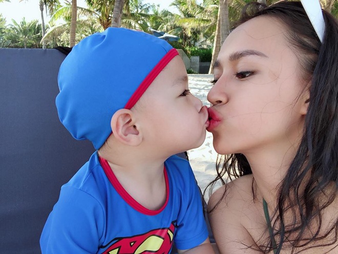 DJ sexy nhất Hà Nội "thường trực" bikini để giải nóng 40 độ - 9