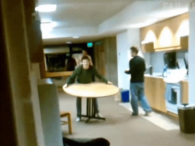 Video Clip Cười - Cái bàn không có lỗi, lỗi tại kẻ thích "nghịch dại"