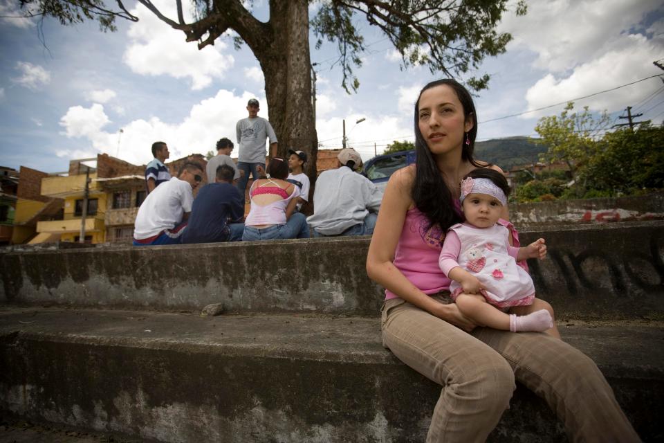 Colombia: Những phụ nữ vừa trông con, vừa cầm súng giết thuê - 6