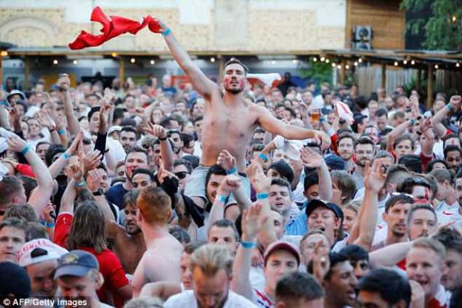 Ấn tượng World Cup 5/7: Sếp FIFA mắng Maradona, fan nữ bốc lửa trợ chiến Neymar - 10
