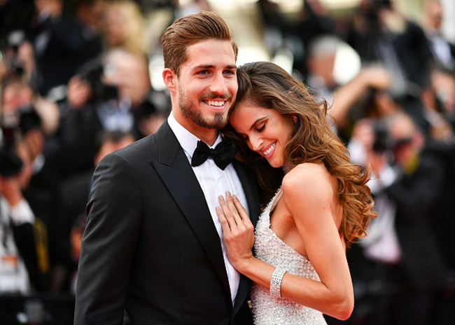 Izabel Goulart chia sẻ trên trang cá nhân: "Tôi sắp trở thành bà Trapp", trong khi đó Kevin Trapp cũng gọi Izabel Goulart là bà xã tương lai trên Instagram: "Không từ ngữ nào có thể diễn tả được cảm xúc tuyệt vời này".