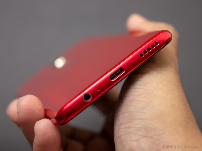OnePlus 6 vẫn giữ lại giắc cắm tai nghe cỡ 3,5mm và cổng sạc USB Type C.
