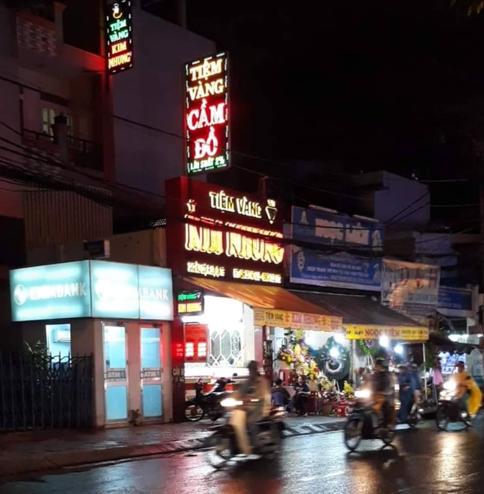 Chủ tiệm cầm đồ tiết lộ những khoản phụ phí đi kèm "lãi suất thấp" - 1