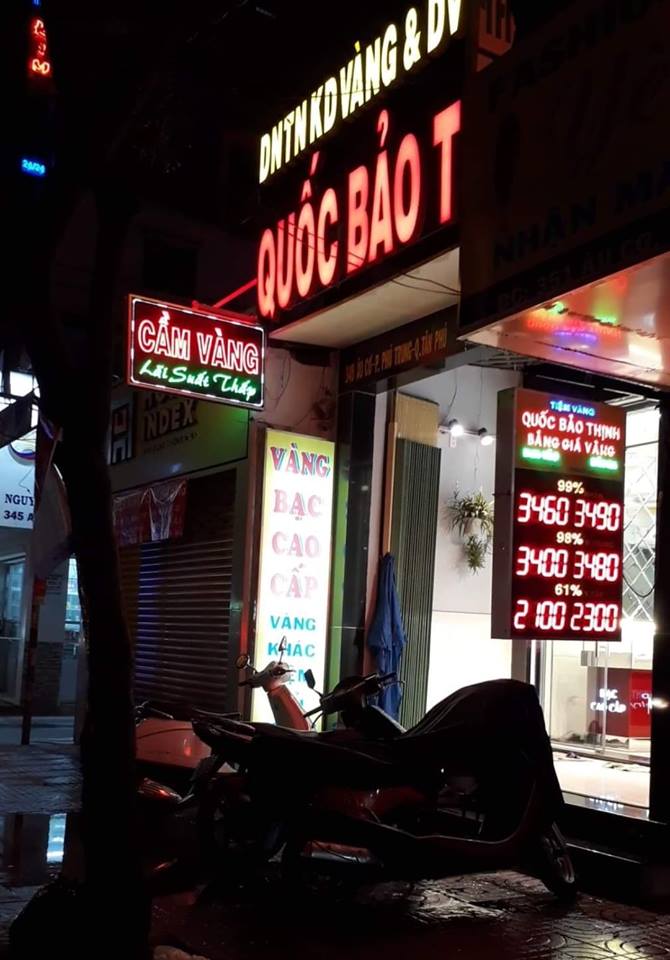 Chủ tiệm cầm đồ tiết lộ những khoản phụ phí đi kèm "lãi suất thấp" - 2