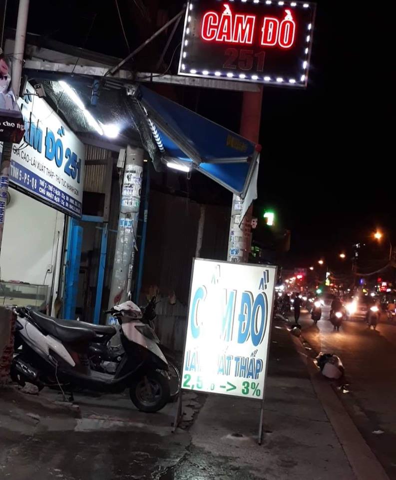 Chủ tiệm cầm đồ tiết lộ những khoản phụ phí đi kèm "lãi suất thấp" - 6