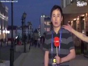 Đời sống Showbiz - Hai người đẹp liên tiếp cưỡng hôn nam MC đang trực tiếp World Cup