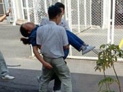 Tin tức trong ngày - Hít phải khí lạ, hàng chục công nhân ngất xỉu