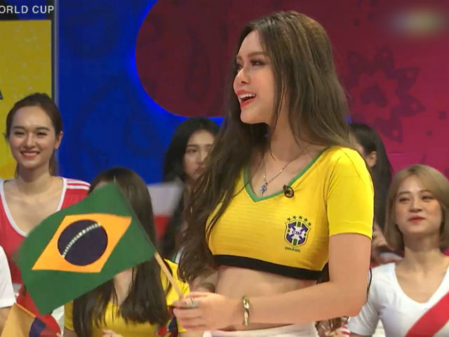 Bóng đá - Nóng cùng mỹ nhân World Cup 6/7: Hot girl "nhớ nhầm Pele" ủng hộ Neymar ăn vạ