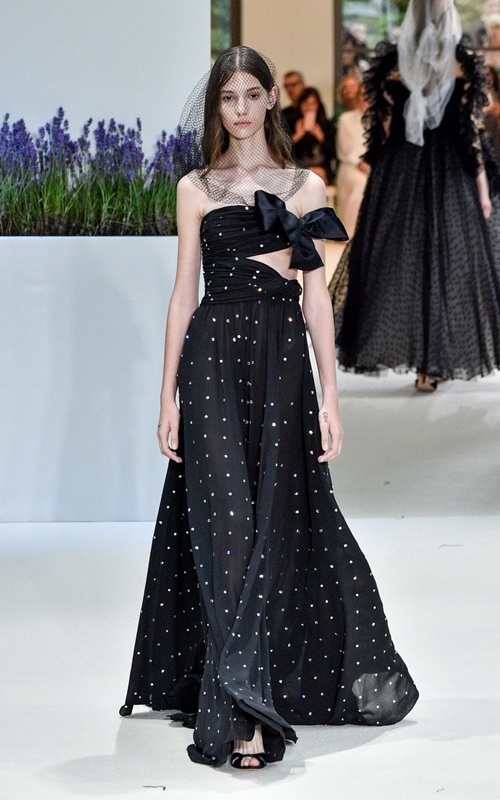 Những bộ cánh xứng danh tuyệt tác trên sàn Haute Couture Thu 2018 - 12