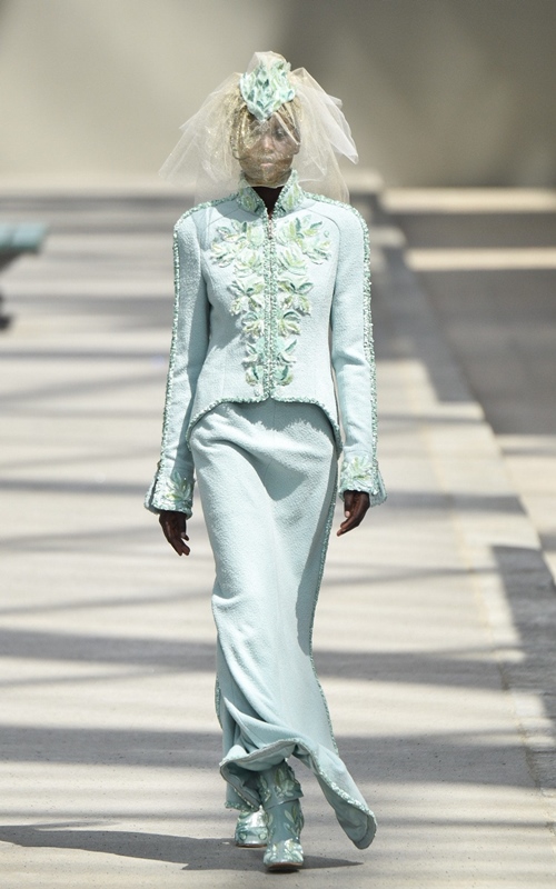 Những bộ cánh xứng danh tuyệt tác trên sàn Haute Couture Thu 2018 - 13