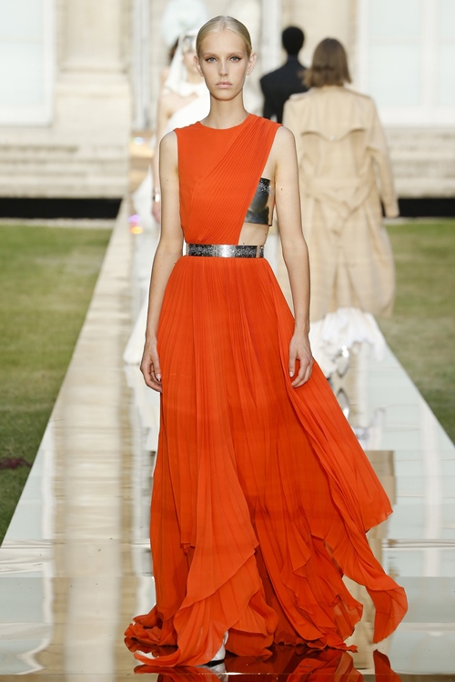 Những bộ cánh xứng danh tuyệt tác trên sàn Haute Couture Thu 2018 - 14
