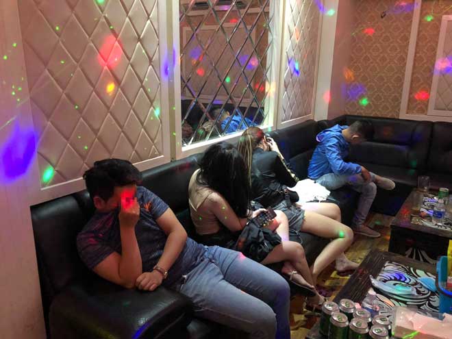 16 nam, nữ tổ chức “thác loạn” trong 3 phòng của quán karaoke lúc rạng sáng - 1