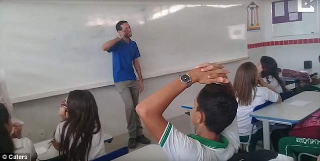 Thầy giáo nghèo phát khóc vì học sinh quyên góp tiền ủng hộ - 5