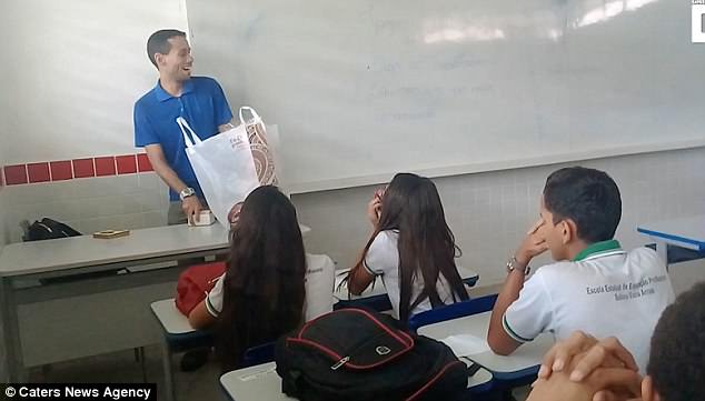 Thầy giáo nghèo phát khóc vì học sinh quyên góp tiền ủng hộ - 3