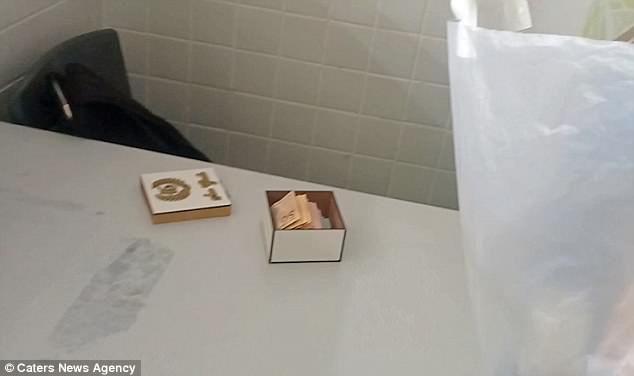 Thầy giáo nghèo phát khóc vì học sinh quyên góp tiền ủng hộ - 4