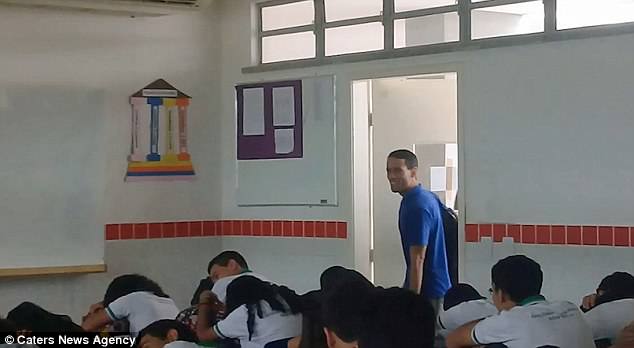 Thầy giáo nghèo phát khóc vì học sinh quyên góp tiền ủng hộ - 1