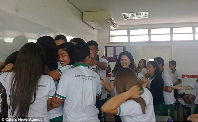 Thầy giáo nghèo phát khóc vì học sinh quyên góp tiền ủng hộ - 6