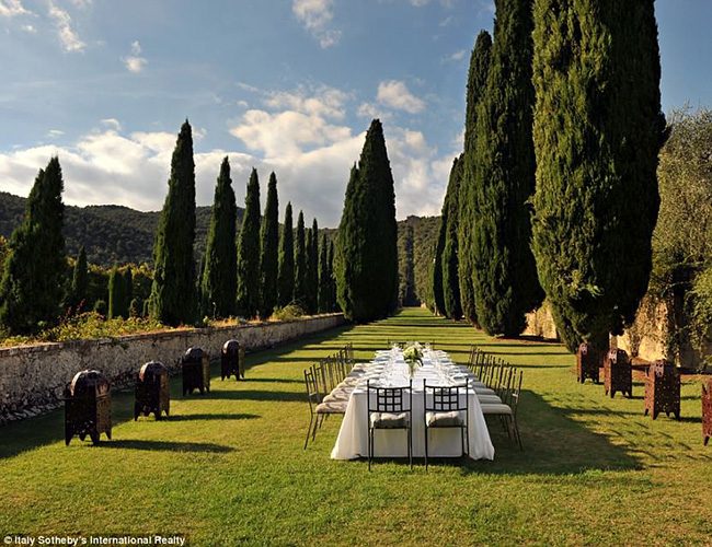 Bất động sản này nằm ở vị trí lý tưởng để tham quan, mua sắm và ăn uống với khung cảnh quan nên thơ của xứ sở Tuscan tuyệt đẹp.