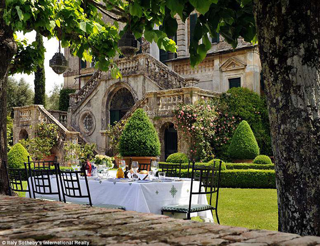 Căn biệt thự chỉ cách thành phố Siena 14 km, cách thị trấn Monteriggioni nổi tiếng trên đỉnh đồi 15 km cũng như thành phố Florence khoảng 1 giờ lái xe.