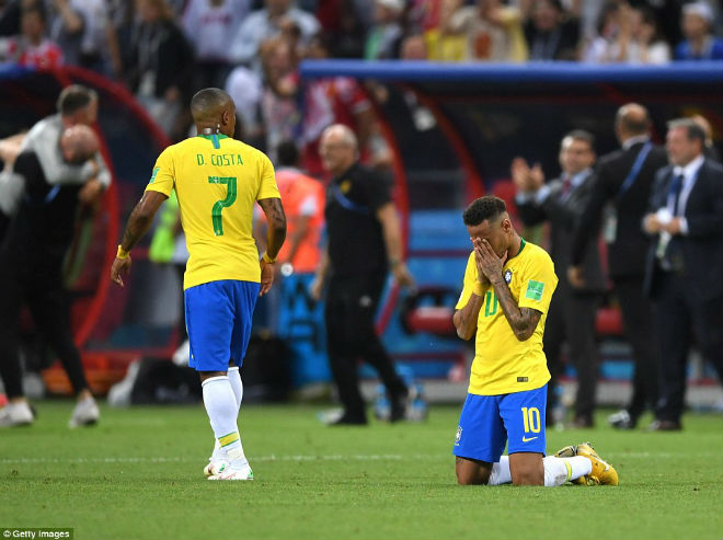 Ấn tượng World Cup 7/7: Neymar &#34;quỳ gối&#34; Lukaku, rừng fan Brazil khóc hận - 10