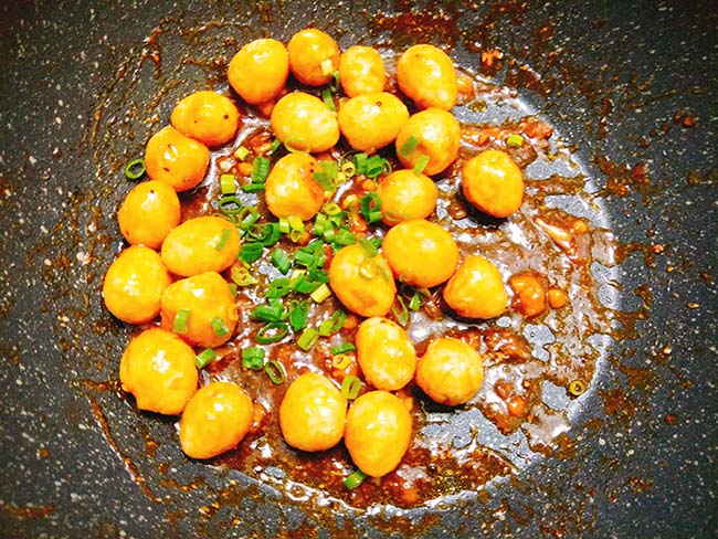 Trứng cút sốt chua ngọt dễ làm, trôi cơm trong thời tiết nóng nực - 7
