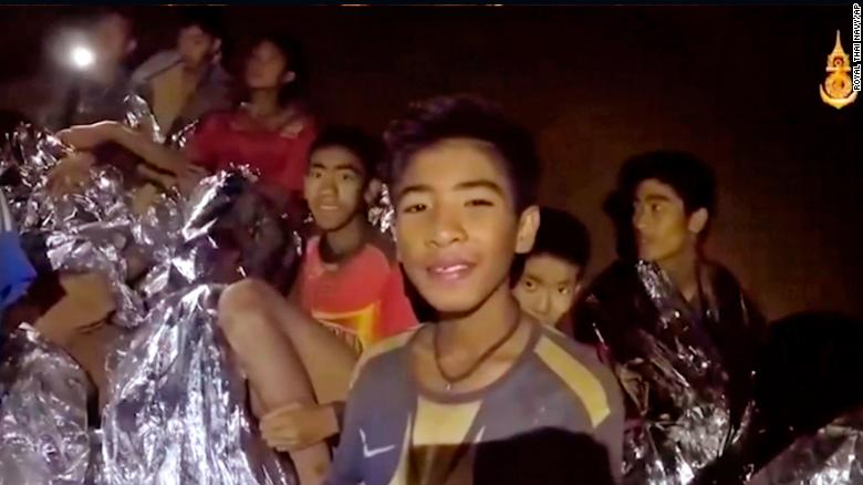 Giải cứu đội bóng Thái Lan kẹt hang: Phương pháp “lặn hộ tống” - 1