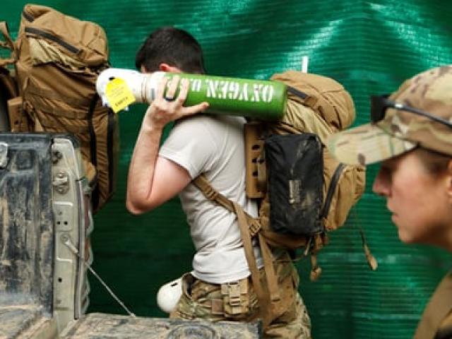Thế giới - Giải cứu đội bóng Thái Lan: 18 thợ lặn tiến vào hang sâu