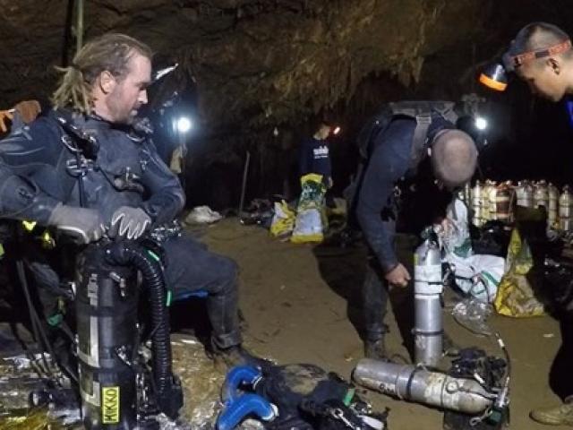 Giải cứu đội bóng Thái Lan: 2 thợ lặn kèm 1 người rời hang
