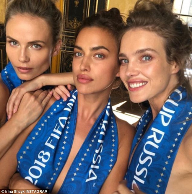 Không thể bỏ qua màn cổ vũ đặc biệt của 3 cô gái xinh đẹp gồm siêu mẫu Irina Shayk, Natalia Vodianova và Natasha Poly. Cả ba quyết định khỏa thân để cổ vũ đội tuyển Nga trước trận gặp Croatia. Tiếc rằng Nga đã không thể chiến thắng