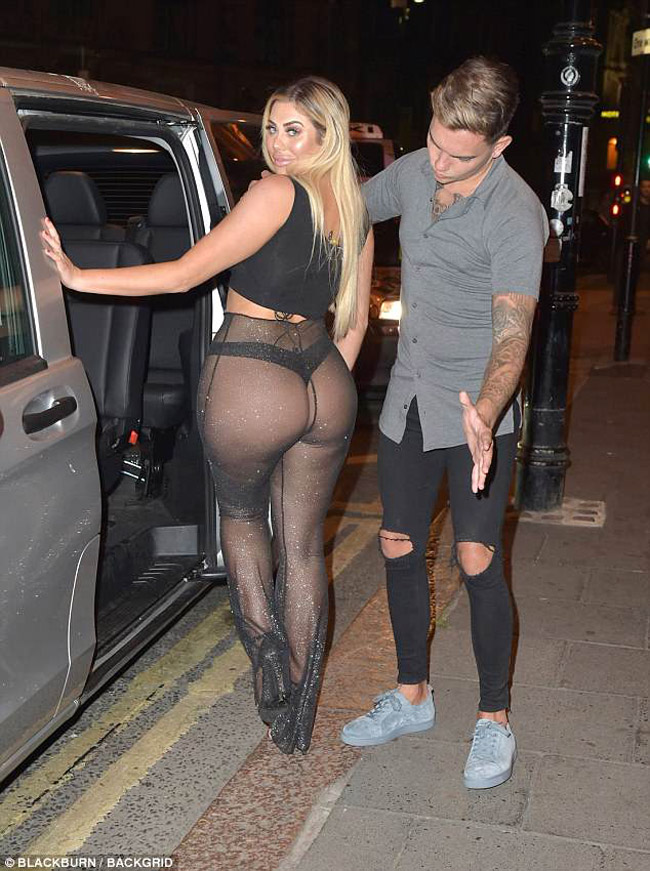 Bạn trai Chloe Ferry là Sam Gowland không thể chống lại được sự hấp dẫn của cô nàng.&nbsp;