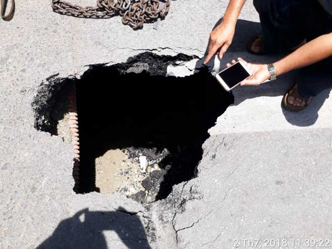 Nguyên nhân bất ngờ khiến xe buýt &#34;lọt&#34; hố sâu trên đường La Thành - 1