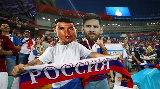 Ấn tượng World Cup ngày 8/7: &#34;Messi, Ronaldo&#34; cổ vũ Nga, fan Anh - Croatia mở hội - 1