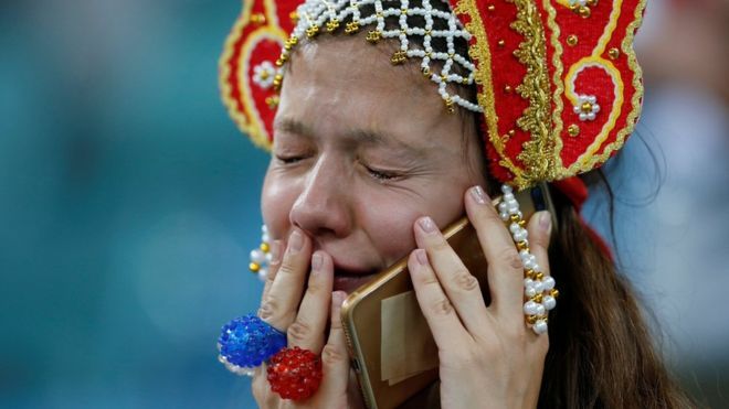 Ấn tượng World Cup ngày 8/7: &#34;Messi, Ronaldo&#34; cổ vũ Nga, fan Anh - Croatia mở hội - 11