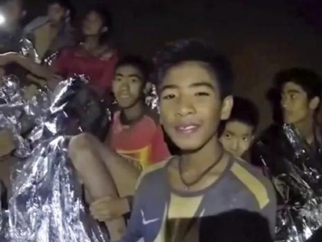 Giải cứu đội bóng Thái Lan: Gia đình sẽ không được ôm hôn khi gặp mặt