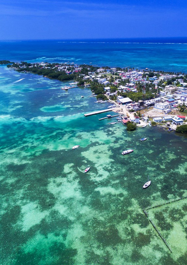 Caye Caulker, Belize: Trên đảo không hề có xe hơi, tại Caye Caulker bạn thực sự thoát khỏi những tiếng ồn ào của thành phố. Những hoạt động như chèo thuyền kayak, lặn với ống thở, đung đưa trên võng …sẽ khiến bạn cảm thấy tuyệt vời.