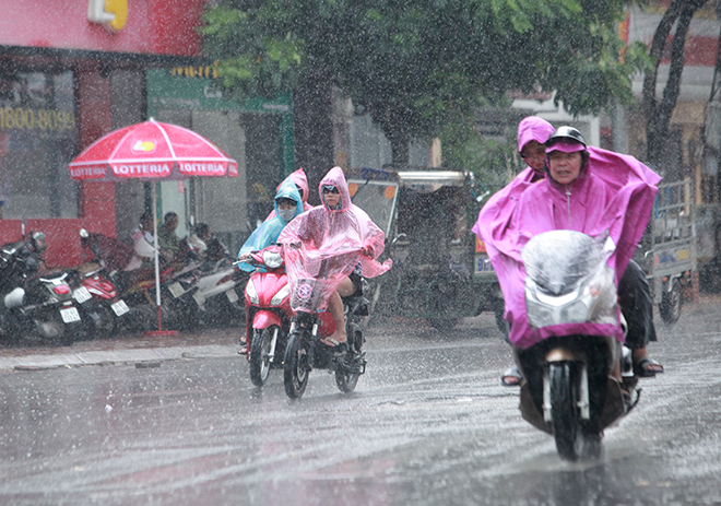 Vì sao nắng nóng điên cuồng vừa dứt, miền Bắc lại mưa như trút nước? - 1