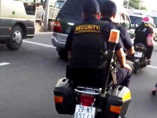 Tin tức trong ngày - Bảo vệ giắt súng, không đội nón bảo hiểm… nghênh ngang trên đường