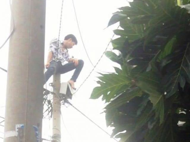 Pháp luật - Thanh niên nhảy múa trên cột điện miệng nói “giang hồ đòi nợ ở dưới đất”