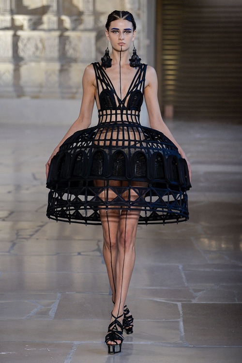Tròn mắt với váy áo lập dị tại sàn diễn Haute Couture - 1