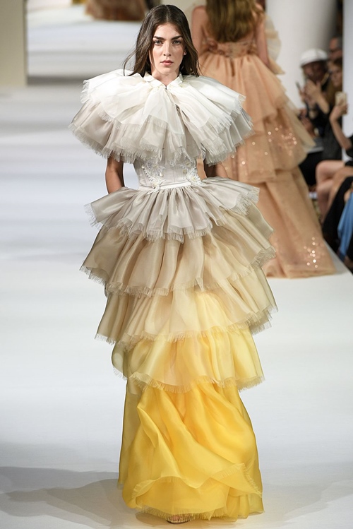 Tròn mắt với váy áo lập dị tại sàn diễn Haute Couture - 9