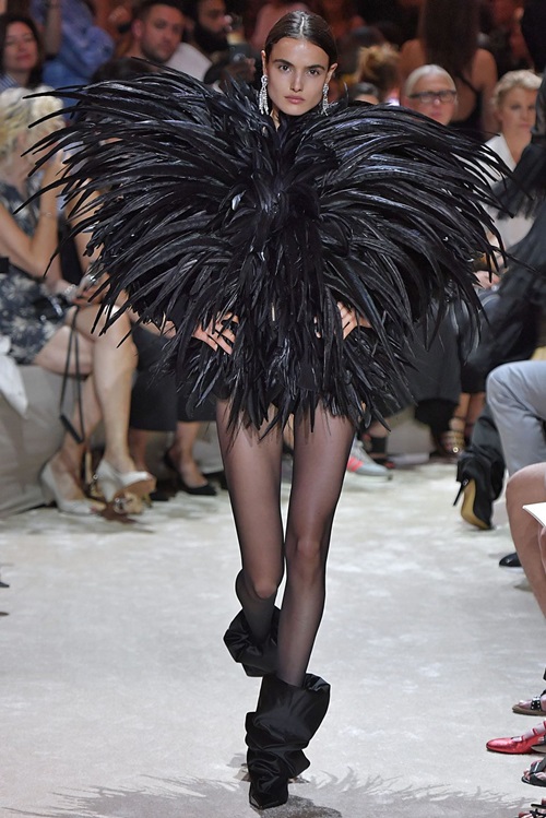 Tròn mắt với váy áo lập dị tại sàn diễn Haute Couture - 7
