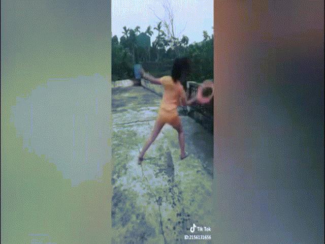 Bạn trẻ - Cuộc sống - Cô nàng vẩy rau "điên cuồng" khiến dân mạng phì cười