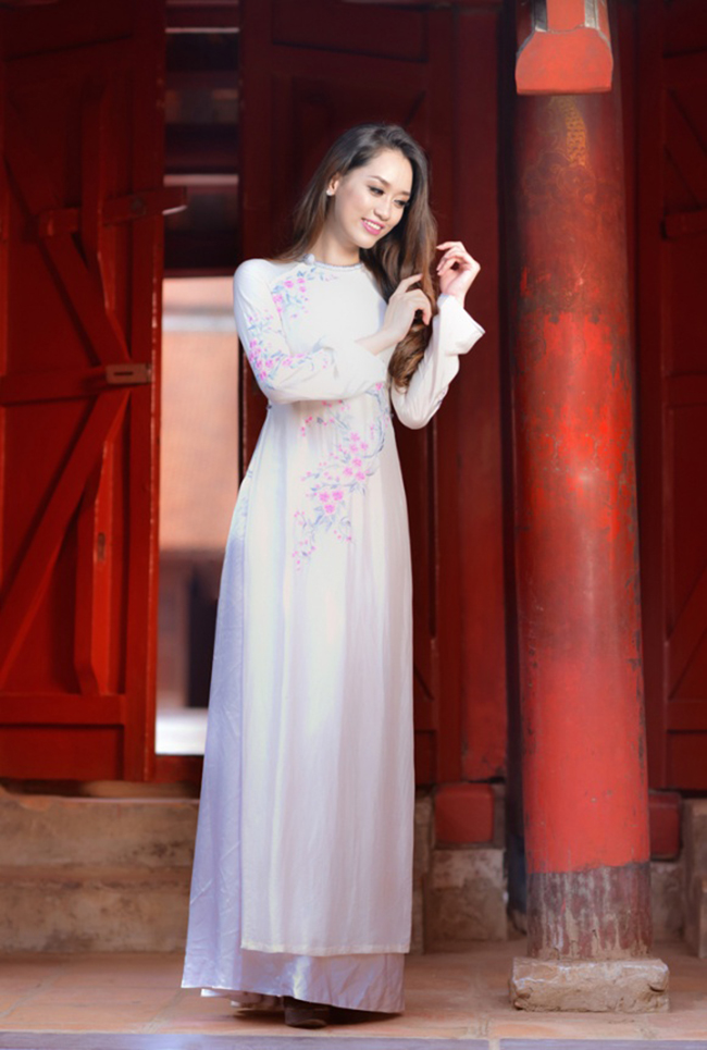 Tương lai, Hồng Nhung vẫn duy trì niềm đam mê với công việc MC. Về nghề người mẫu, cô bày tỏ: &#34;Người mẫu là một công việc mà tôi rất yêu thích và đam mê. Người ta vẫn thường nói:&nbsp;“Nếu công việc là đam mê của bạn, thì mỗi ngày bạn không phải đi làm”.&nbsp;Và mình đã không phải đi làm trong rất nhiều năm rồi&#34;.