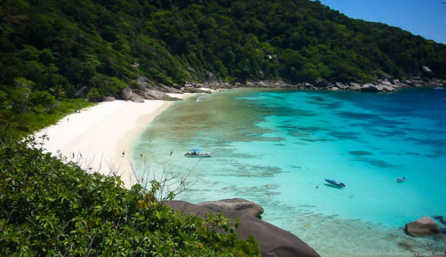 Quần đảo Similan, Thái Lan: Được bảo vệ tốt bởi Chính phủ Thái Lan hòn Đảo Similan bao gồm một nhóm gồm 9 quần đảo, với làn nước trong vắt và là nơi lý tưởng để ngắm san hô tuyệt đẹp, cá nhiệt đới cùng những tảng đá hùng vĩ.