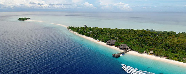 Quần đảo Pom Pom, Malaysia: Đảo được bao quanh bởi vùng nước màu ngọc lam, các rạn san hô tuyệt đẹp, bãi cát trắng chạy dài nhiều loài cá cùng những con rùa khổng lồ.