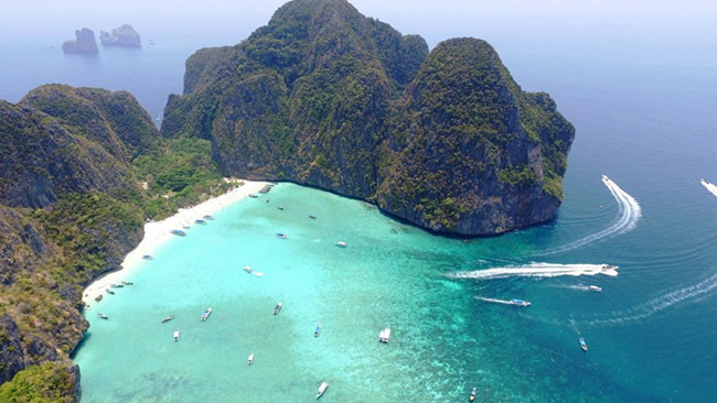 Quần đảo Phi Phi, Thái Lan: Quần đảo này là một trong những hòn đảo đáng yêu nhất ở Thái Lan. Chỉ mất 45 phút lái xe từ Phuket và bạn sẽ đến hòn đảo tuyệt vời này với làn nước xanh ngọc và sinh vật biển đầy màu sắc.