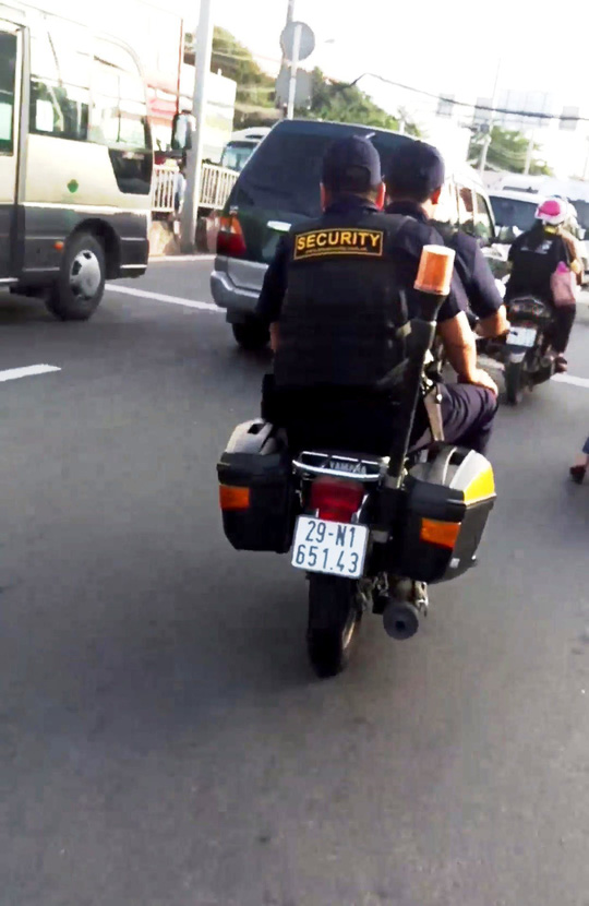 Bảo vệ giắt súng, không đội nón bảo hiểm… nghênh ngang trên đường - 2