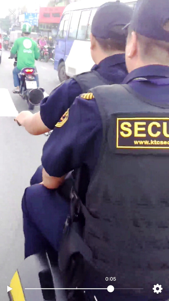 Bảo vệ giắt súng, không đội nón bảo hiểm… nghênh ngang trên đường - 3